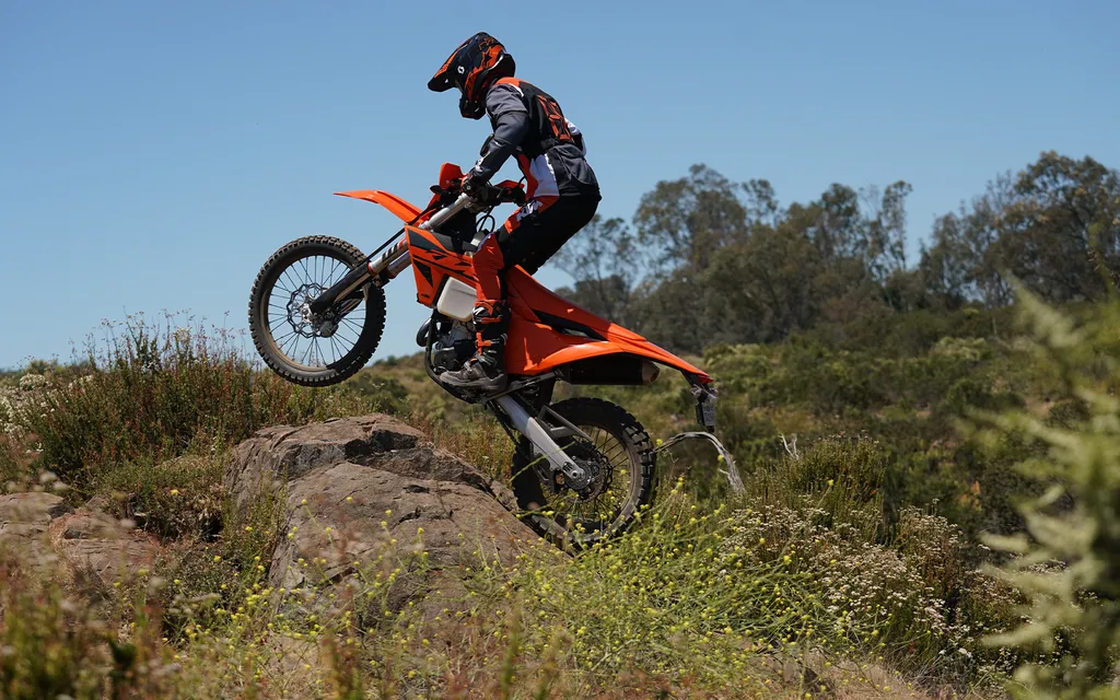 2025_KTM_350_EXC-F_1_throttlecraze.com