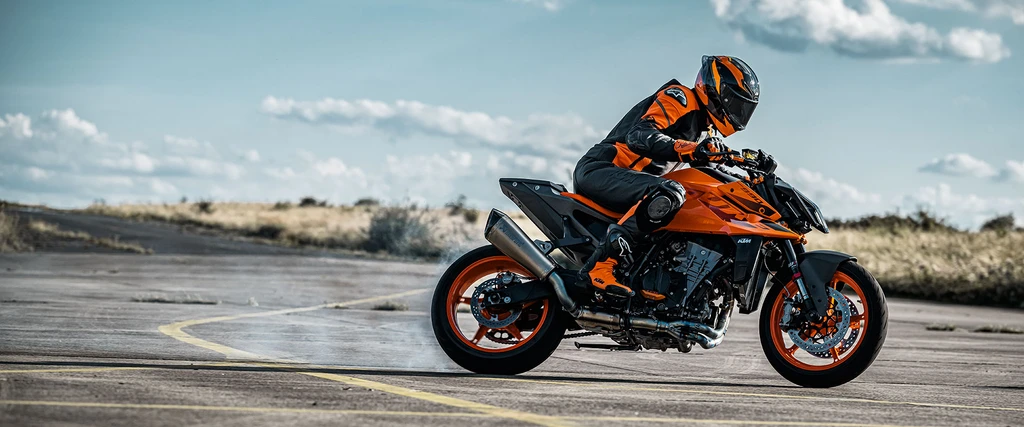 2024-ktm-990-duke-throttlecraze.com-1_throttlecraze.com