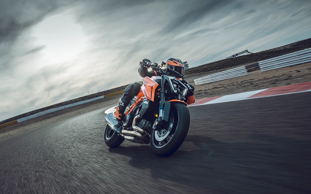 2025-ktm-1390-super-duke-r-evo-throttlecraze.com-1_throttlecraze.com