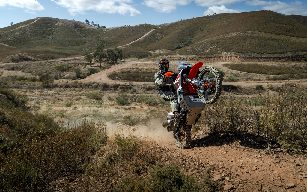 2025-ktm-890-Adventure-R-throttlecraze.com-1_throttlecraze.com