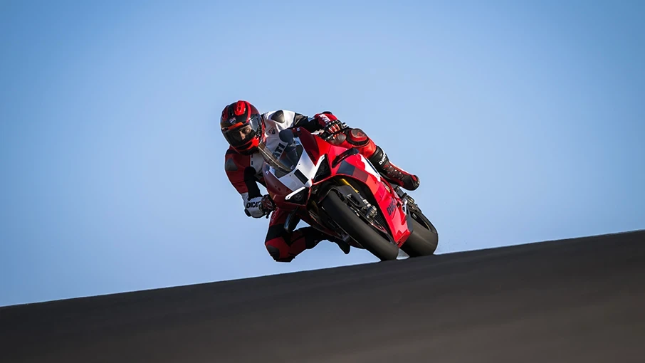 2024-ducati-panigale-v4-r-throttlecraze.com-3_throttlecraze.com