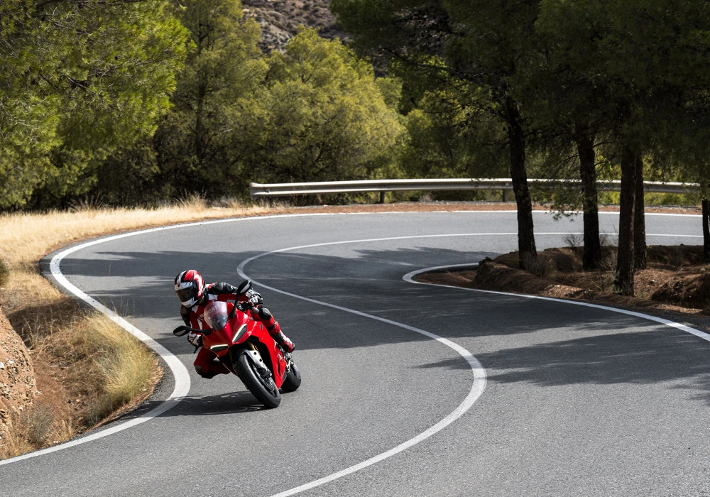 2025-ducati-panigale-v2-throttlecraze.com-2_throttlecraze.com
