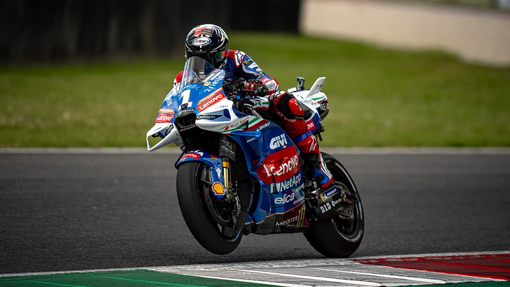 2025-ducati-panigale-v4-tricolore-italia-throttlecraze.com-4_throttlecraze.com