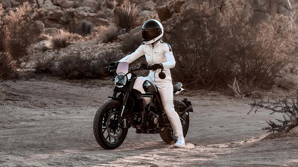 2025-ducati-scrambler-10-anniversary-rizoma-edition-throttlecraze.com-3_throttlecraze.com