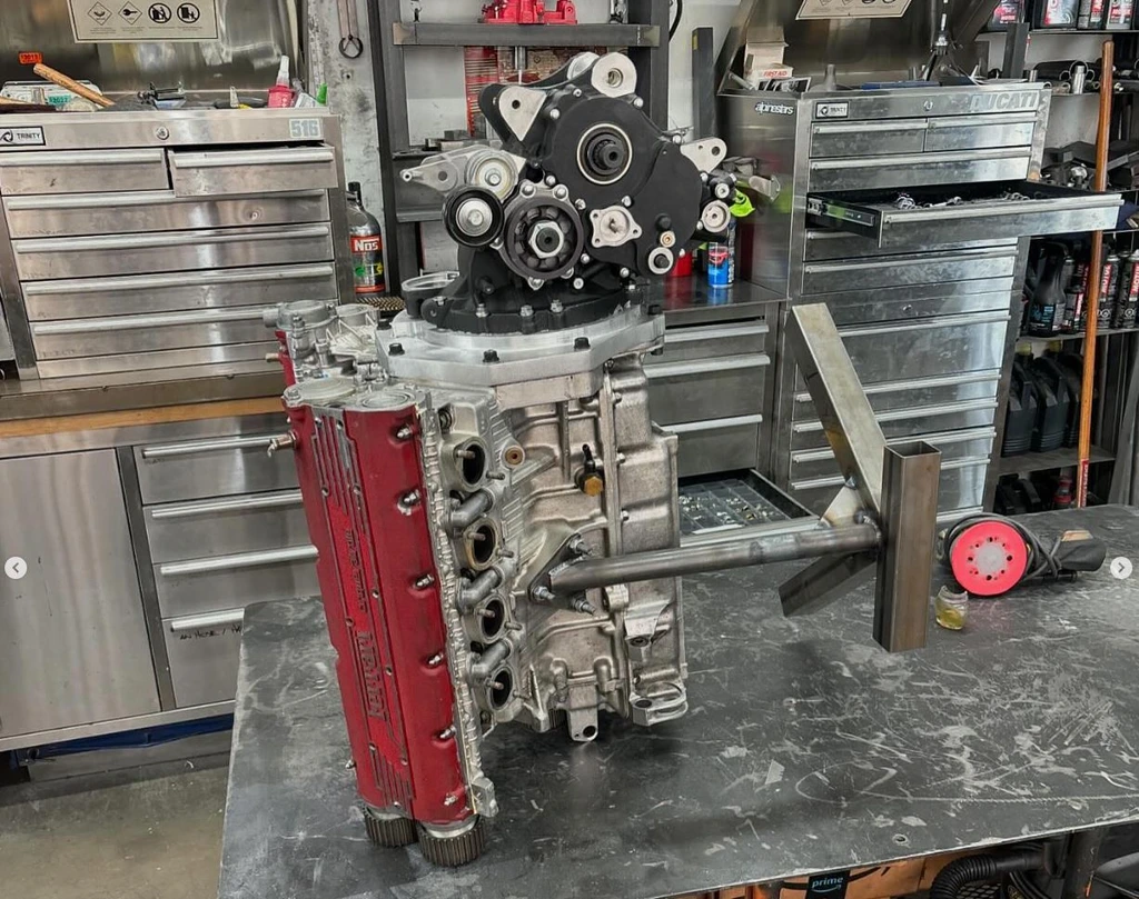 2025-hazan-maxwell-ferrari-v8-in-motorcycle-throttlecraze.com-2_throttlecraze.com