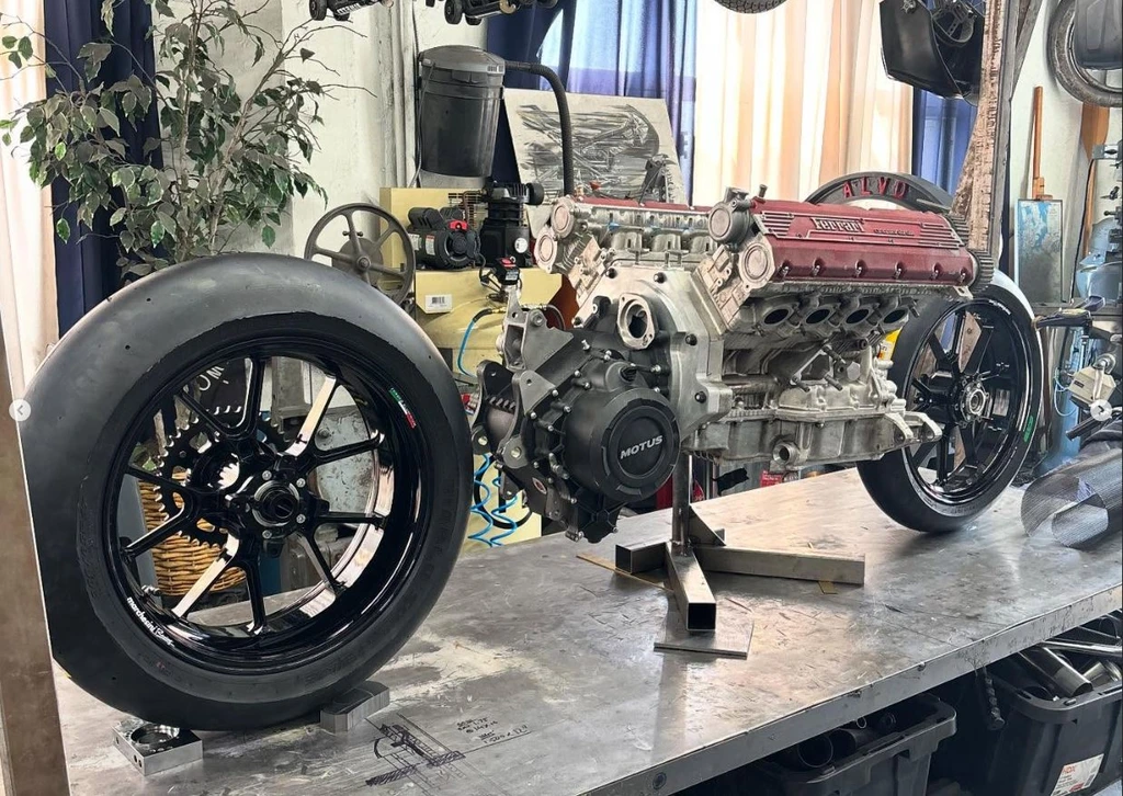 2025-hazan-maxwell-ferrari-v8-in-motorcycle-throttlecraze.com-3_throttlecraze.com