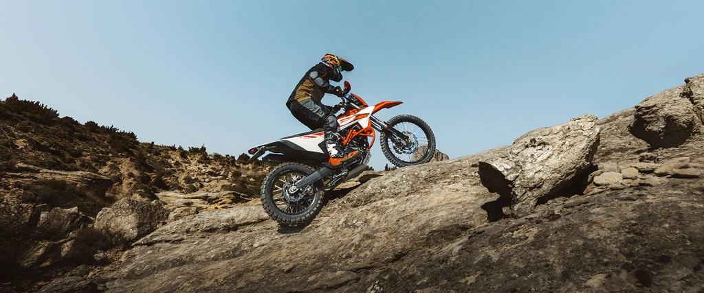 2026-ktm-690-enduro-r-throttlecraze.com-4_throttlecraze.com