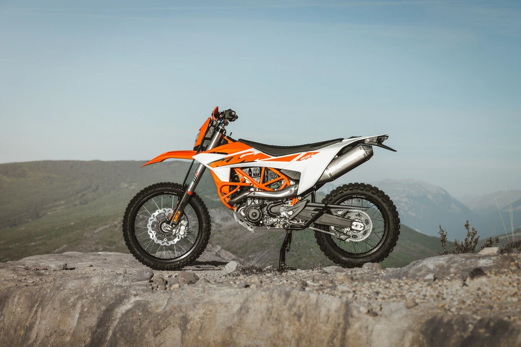 2026-ktm-enduro-r-smc-r-throttlecraze.com-3_throttlecraze.com