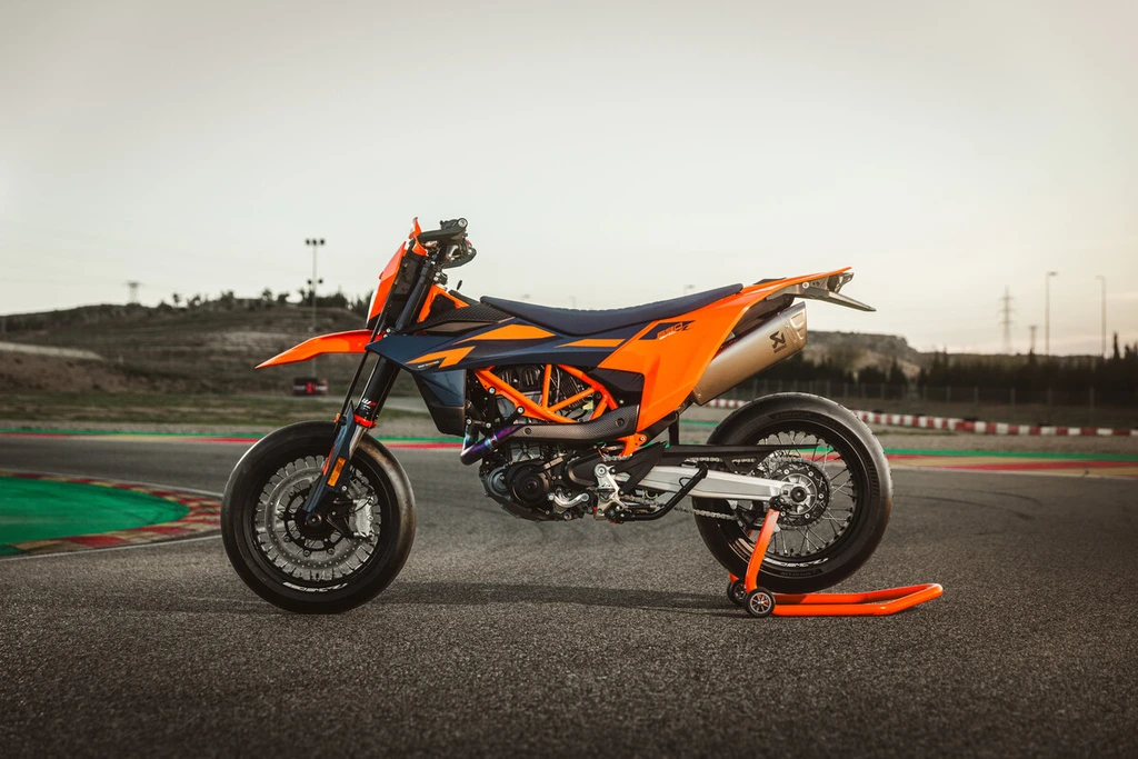 2026-ktm-enduro-r-smc-r-throttlecraze.com-5_throttlecraze.com