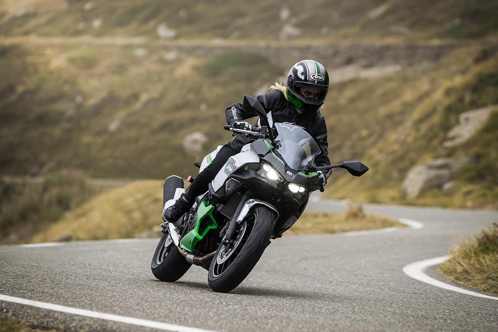 2024-kawasaki-ninja-7-hybrid-abs-throttlecraze.com-2_throttlecraze.com