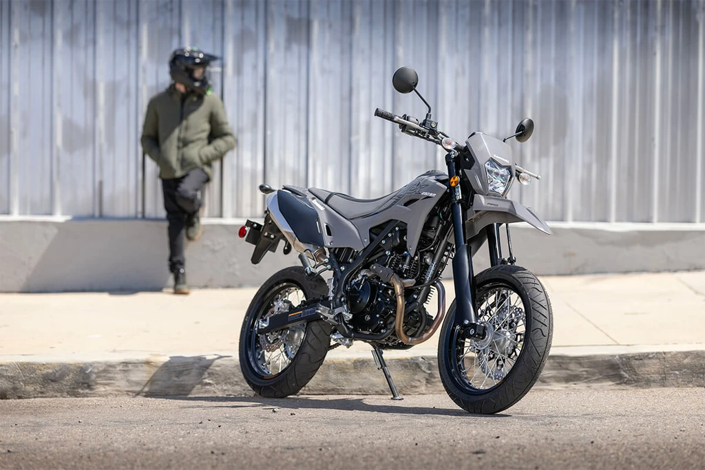 2025-kawasaki-KLX230SM-ABS-throttlecraze.com-1_throttlecraze.com