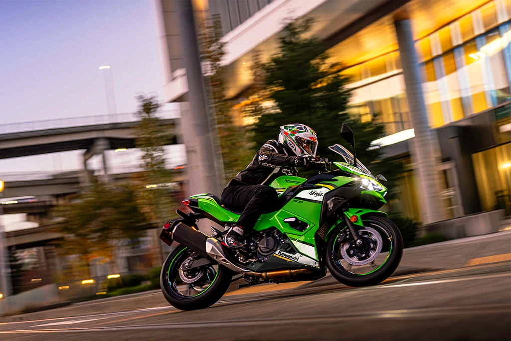 2025-kawasaki-ninja-500-se-abs-krt-edition-throttlecraze.com-2_throttlecraze.com