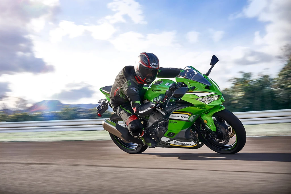 2025-kawasaki-ninja-zx-4rr-krt-edition-abs-throttlecraze.com-2_throttlecraze.com
