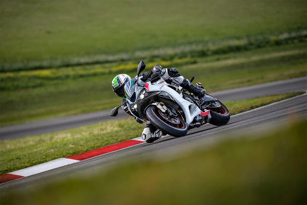 2025-kawasaki-ninja-zx-6r-throttlecraze.com-2_throttlecraze.com