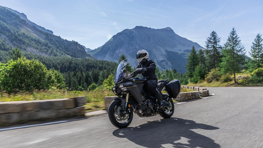 2025-yamaha-tracer-9-gt-throttlecraze.com-2_throttlecraze.com