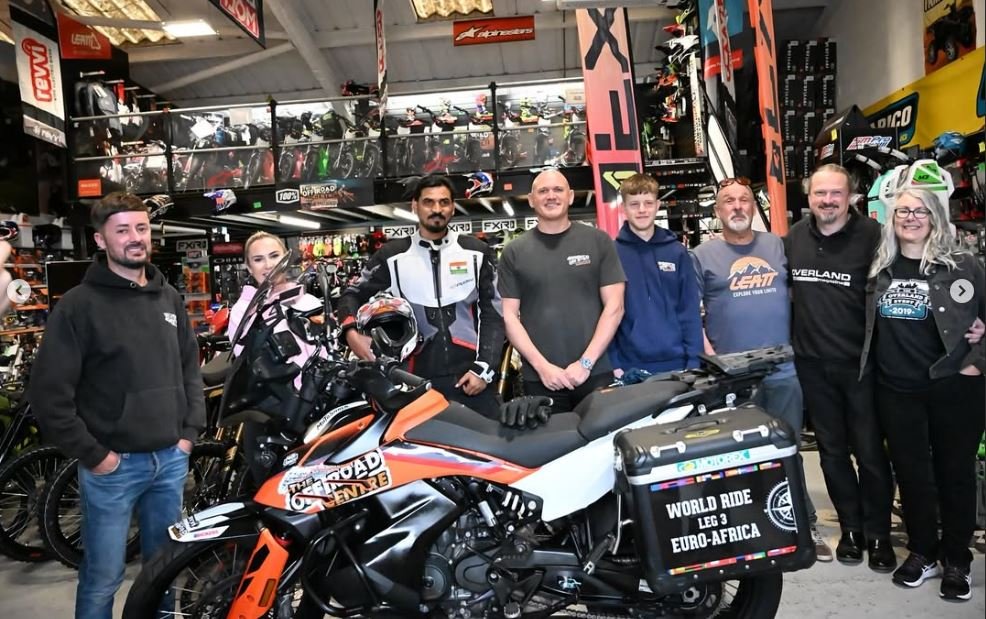 Yogesh_Alekari_Continues_on_his_journey_from_Uk-3