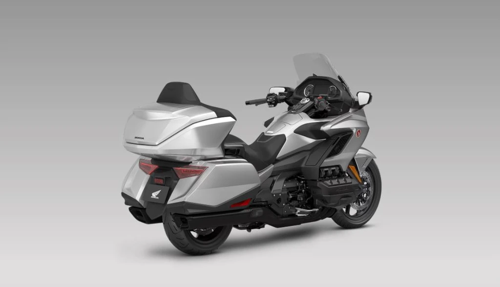 2025-honda-Gold-Wing-Tour-throttlecraze.com-3_throttlecraze.com