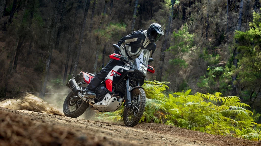 2026-Yamaha-XTZ700D-EU-Redline_White-Action-016-03