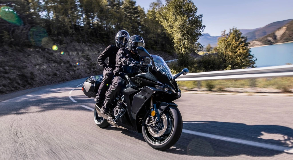 2026-suzuki-GSX-S1000GT+-5-throttlecraze.com