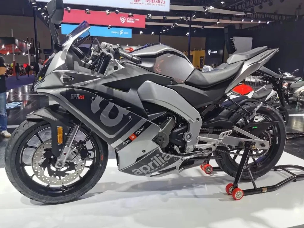 Aprilia GPR250R (2021)