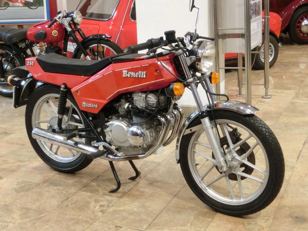 Benelli 250 Quattro (1975)