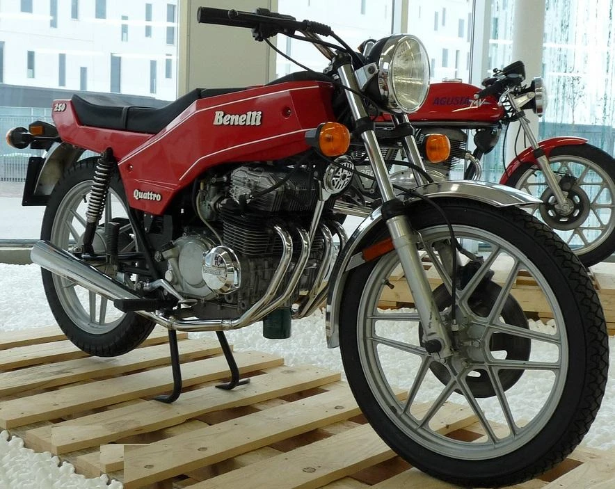 Benelli 250 Quattro (1975)