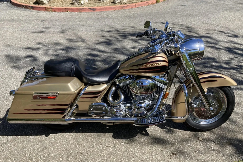 Harley Davidson FLHR-SE2 Screaming Eagle Road King CVO (2003)