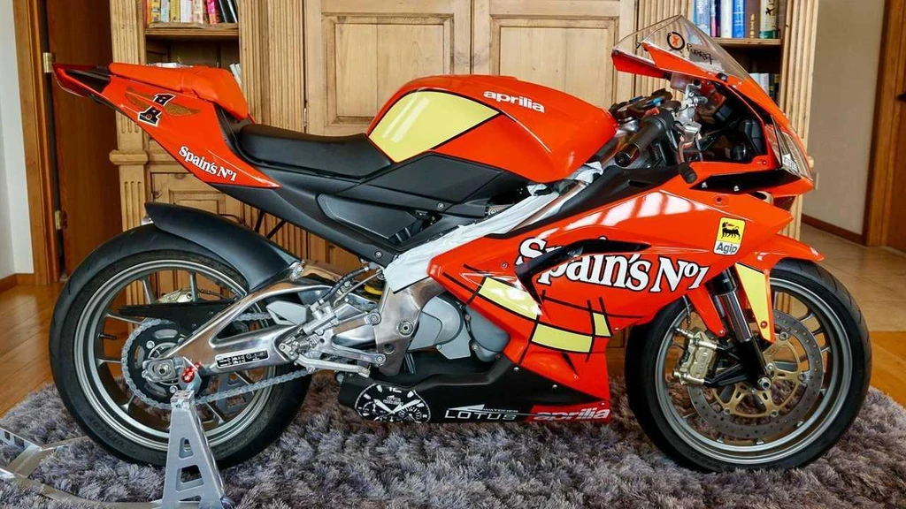 Aprilia RS 125 R Lorenzo Replica (2007)