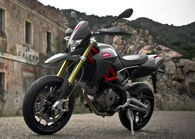 Aprilia SMV 750 Dorsoduro Factory (2010)