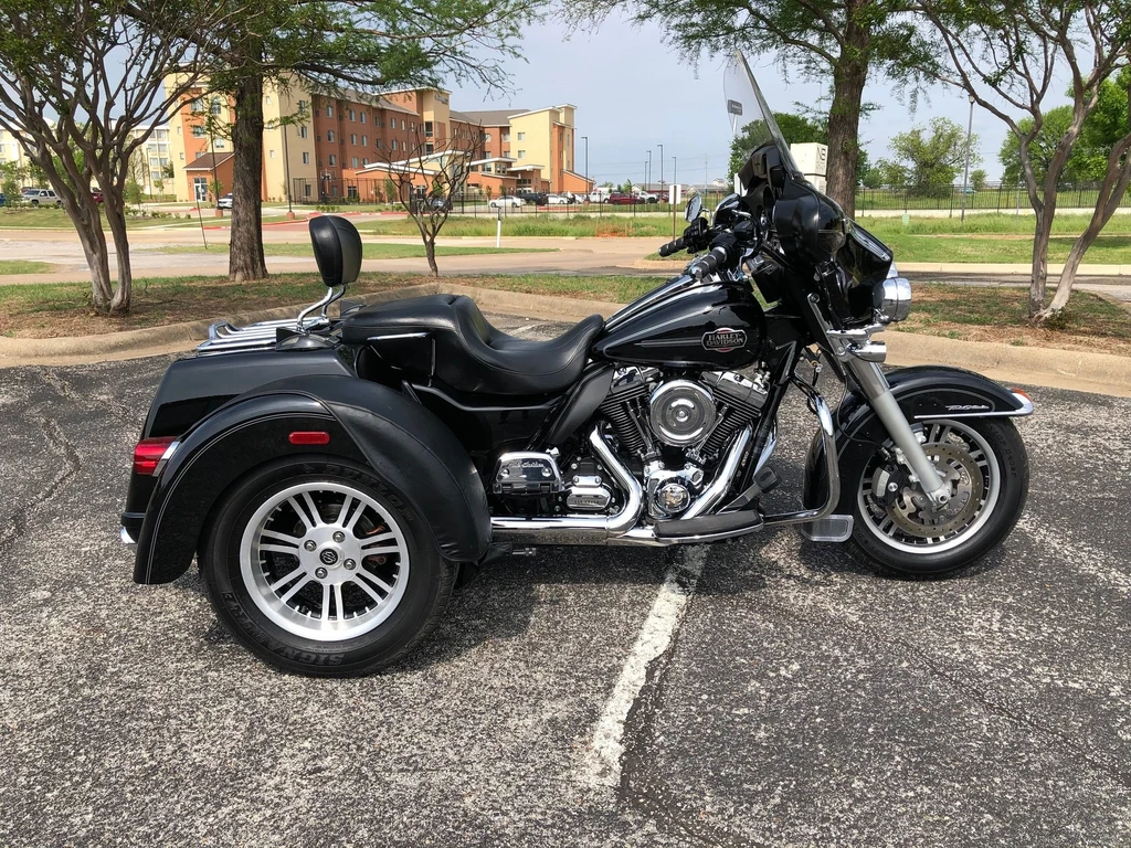 Harley Davidson FLHTCUTG Tri Glide Ultra Classic (2012)