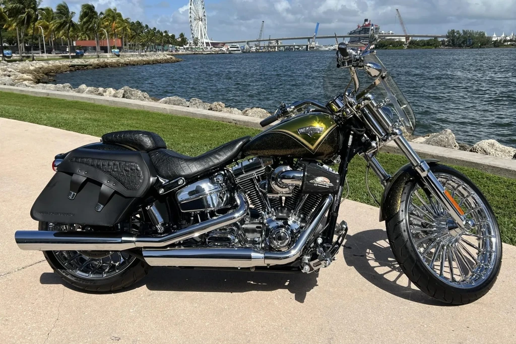Harley Davidson FXSB-SE Softail Breakout CVO (2013)