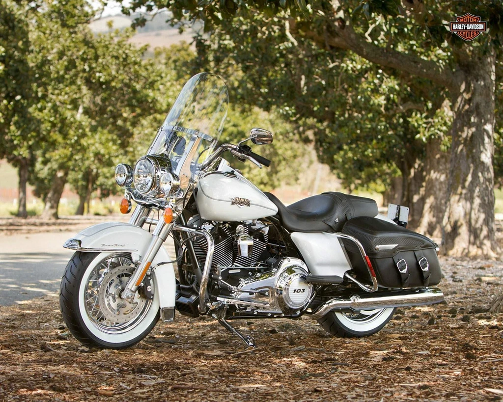 Harley Davidson FLHRC Road King Classic (2012 - 2013)