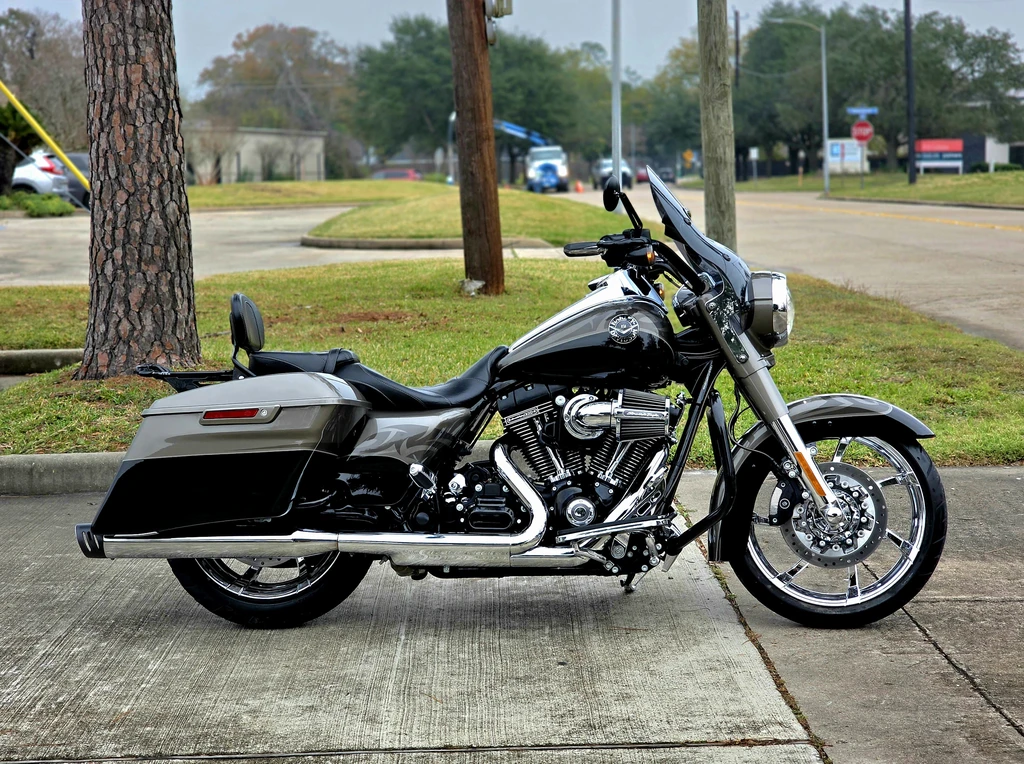 Harley Davidson FLHR-SE5 Road King CVO (2014)