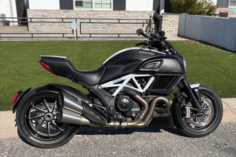 Ducati Diavel Carbon (2015)