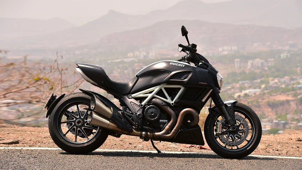 Ducati Diavel Carbon (2015)