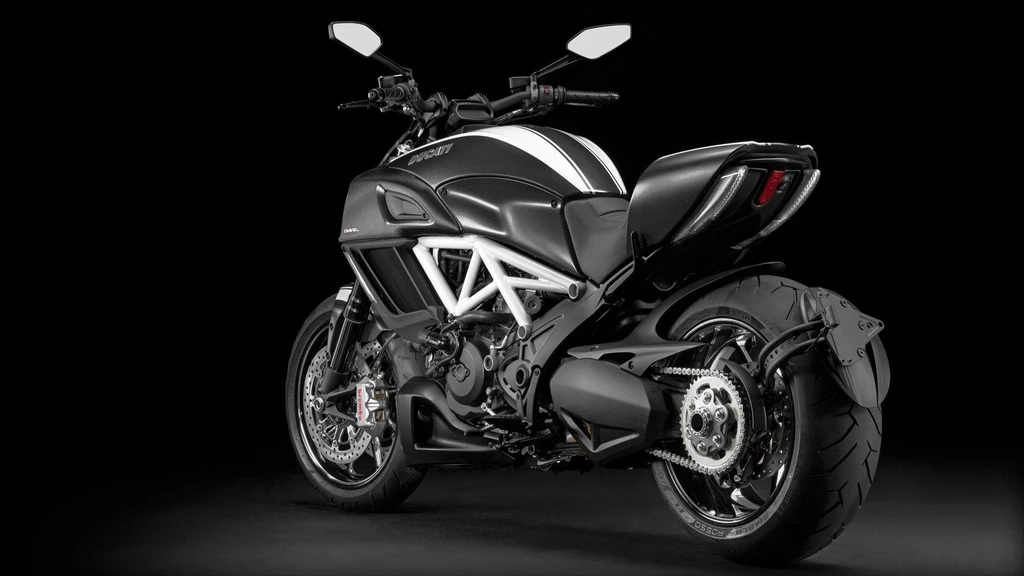 Ducati Diavel Carbon (2015)
