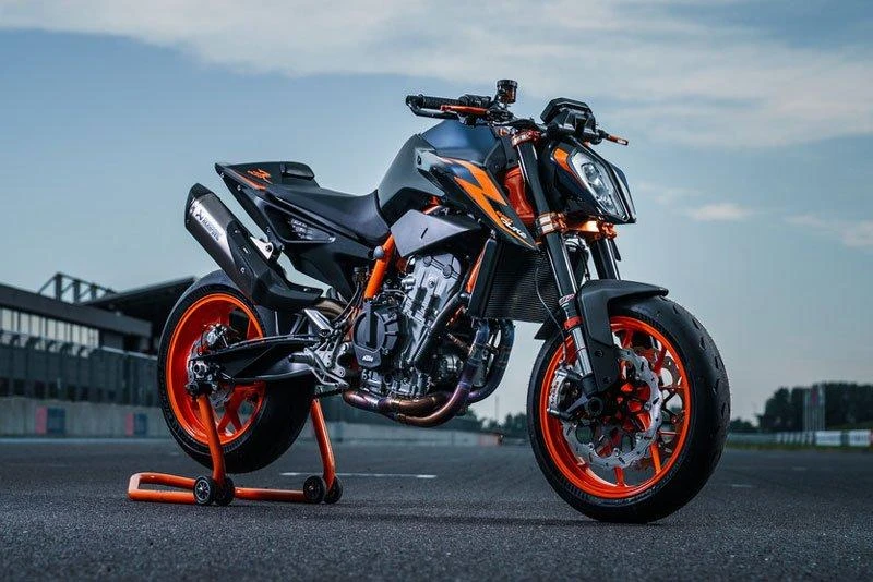 KTM 890 Duke R (2022)