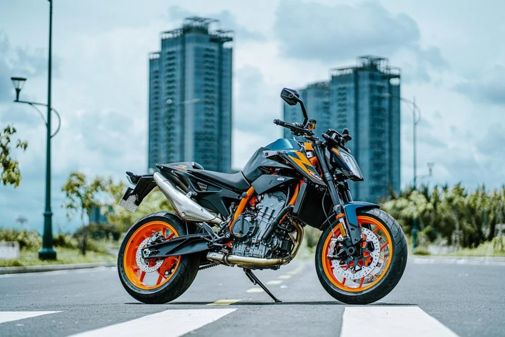 KTM 890 Duke R (2022)