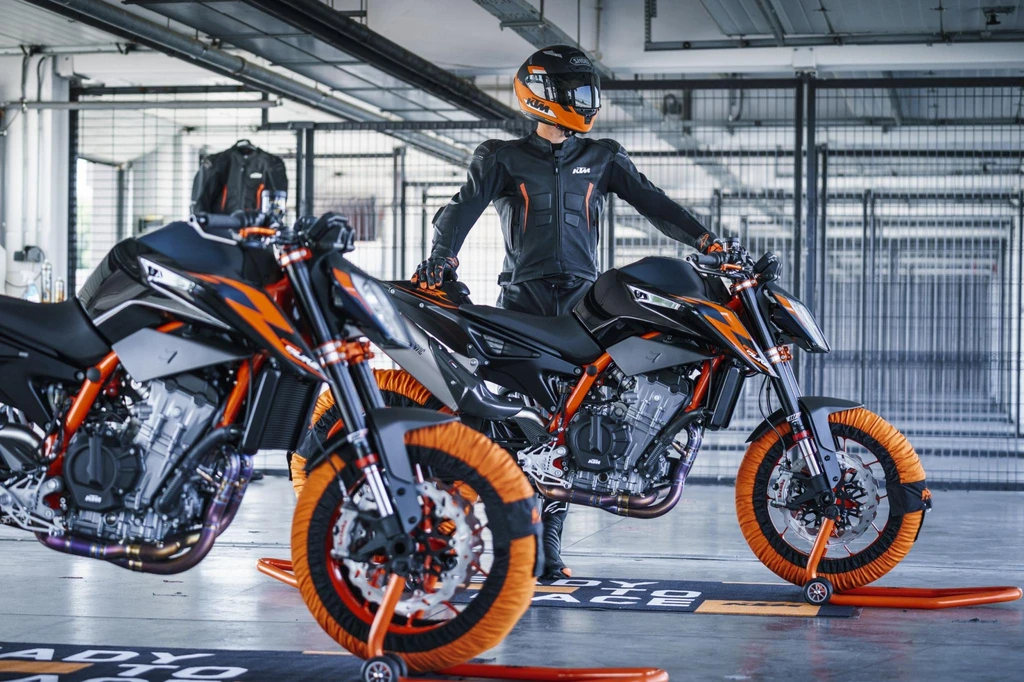 KTM 890 Duke R (2022)