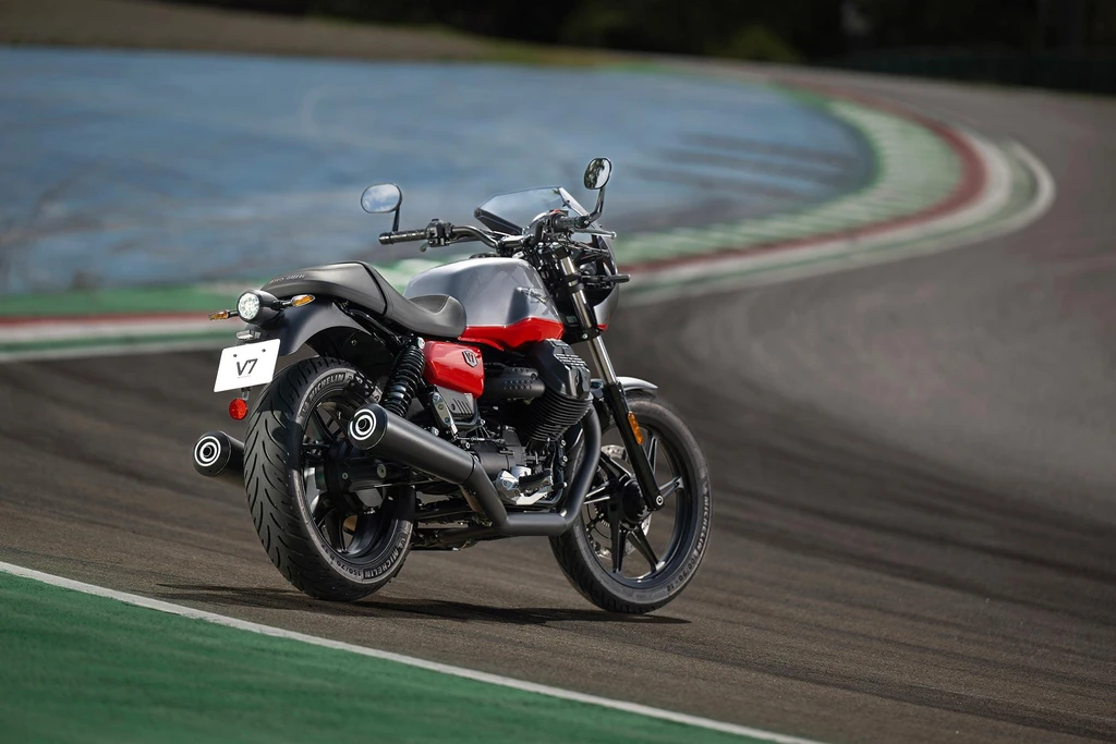 Moto Guzzi V7 Stone Corsa (2024)